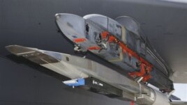 Le prototype X-51A Waverider, chargé sur le B-52 qui l'a lancé au-dessus du Pacifique, avant qu'il ne s'abîme dans l'océan