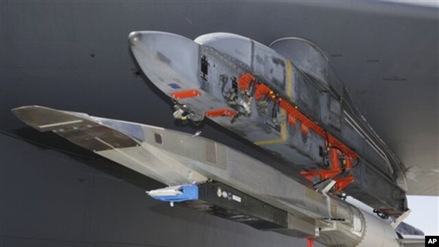 Le prototype X-51A Waverider, chargé sur le B-52 qui l'a lancé au-dessus du Pacifique, avant qu'il ne s'abîme dans l'océan