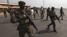 Le président centrafricain François Bozizé (au centre en blanc) venant à la rencontre du président de l'Union Africaine Thomas Yayi Boni à l'aéroport de Bangui, le 30 décembre 2012.
