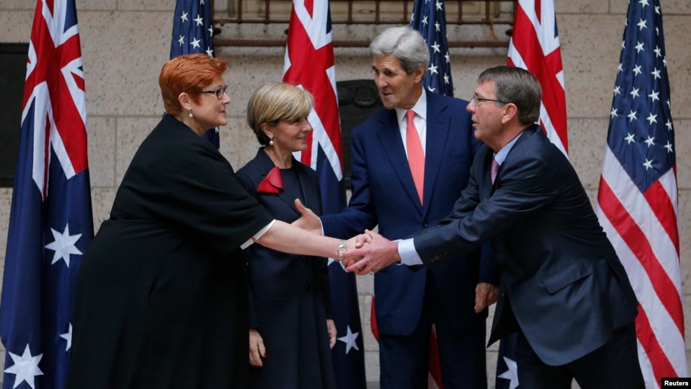 Từ phải sang: Bộ trưởng Quốc phòng Mỹ Ash Carter, Ngoại trưởng Mỹ John Kerry, Ngoại trưởng Australia Julie Bishop và Bộ trưởng Quốc phòng Australia Marise Payne tại Hội nghị Tham vấn Bộ trưởng Australia-Mỹ thường niên, ở Boston, Massachusetts, ngày 13/10/2015.