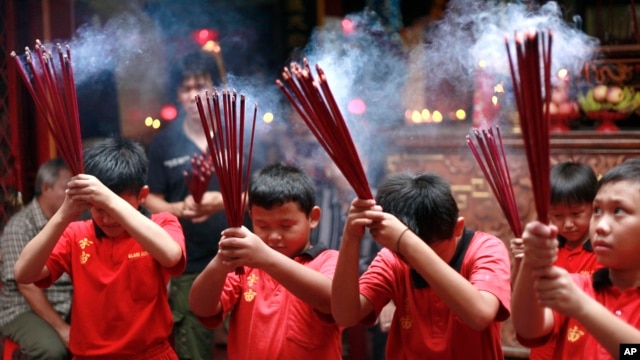 Anak-anak etnis Tionghoa Indonesia  berdoa di sebuah Klenteng di Jakarta (7/1).