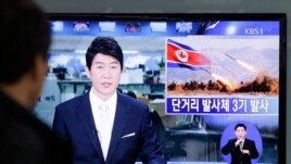Raia mmoja wa Korea Kusini akifuatilia kwenye televisheni urushaji wa makombora uliofanywa na Korea Kaskazini.