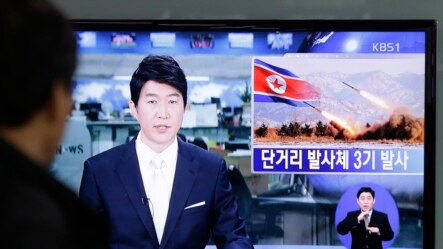 2013年5月18日韩国首都首尔火车站的电视屏幕播放朝鲜发射导弹的新闻