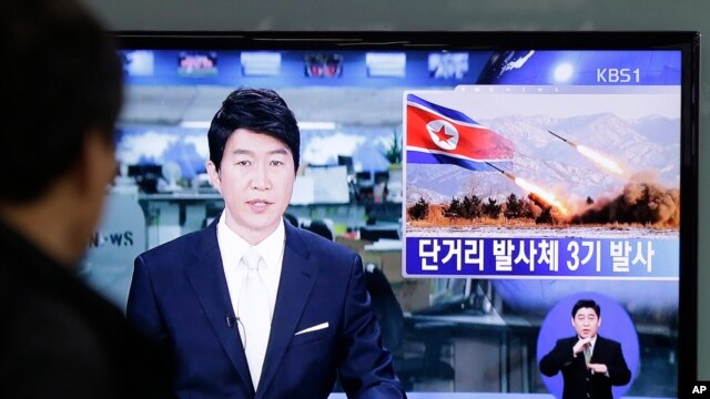 Ðài truyền hình ở Nam Triều Tiên đưa tin về việc Bắc Triều Tiên phóng phi đạn, ngày 18/5/2013.