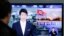 ຜູ້ຊາຍເກົາຫຼີໃຕຄົນນຶ່ງ ພວມເບິ່ງຂ່າວໂທລະພາບ ທີ່ລາຍງານ ກ່ຽວກັບ ການຍິງລູກສອນໄຟ ຂອງເກົາຫຼີເໜືອ ທີ່ສະຖານີລົດໄຟແຫ່ງນຶ່ງ ໃນກຸງໂຊລ (18 ພຶດສະພາ 2013)