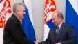 Ruski predsednik Vladimir Putin i predsednik Srbije Tomislav Nikolić se rukuju za vreme ceremonije potpisivanja Deklaracije o strateškom partnerstvu u Sočiju.