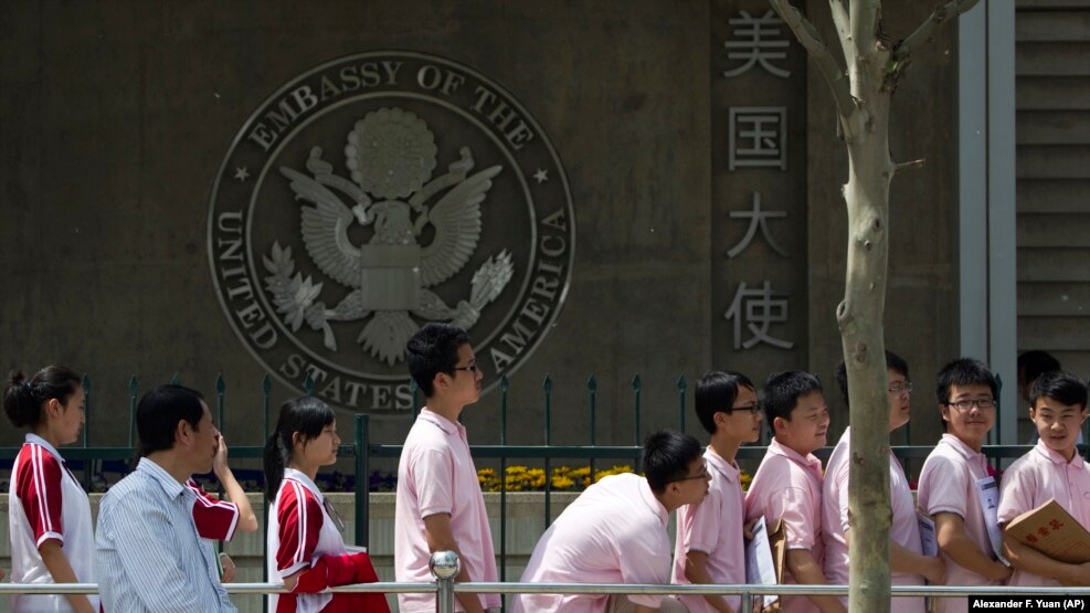 中国学生在美国驻华使馆前排队申请到美国留学的签证。 （2012年2月5日）