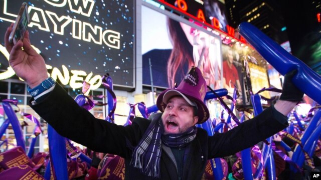 Miles de personas recibieron el 2016 en Times Square bajo una lluvia de confeti, mostrando un tono optimista y desafiando el temor a ataques extremistas y en medio de fuertes medidas de seguridad.