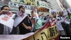 Pro-democracy lawmaker Lee Cheuk-yan (2nd L) and other protesters call for release of political prisoners, in Hong Kong.