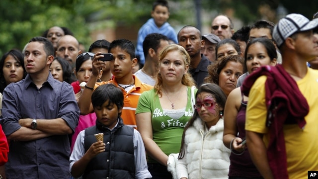 En materia de derechos civiles, el texto detalla que ha políticas tanto para proteger a las víctimas del crimen y el abuso como para hacer cumplir leyes contra los crímenes de odio, y la discriminación.