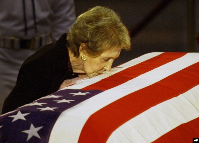 Bà Nancy Reagan hôn linh cữu của cố Tổng thống Ronald Reagan trước khi được đưa ra khỏi Điện Capitol, trụ sở Quốc hội Mỹ, ở Washington, ngày 11 tháng 6, 2004.
