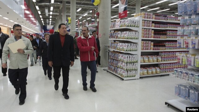 El presidente de Venezuela, Hugo Chávez, recorre unos de sus supermercados bicentenarios en Caracas.