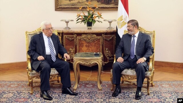 El presidente de la Autoridad Palestina, Mahmoud Abbas, izquierda, conversa con el presidente egipcio Mohammed Morsi, en El Cairo. Luego del cese al fuego con Israel, Hamas ha ofrecido su apoyo a Abbas.