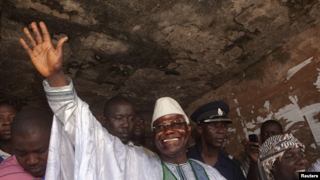 Shugaba Ernest Bai Koroma yake daga hanu ga magoya bayansa a Freetown.