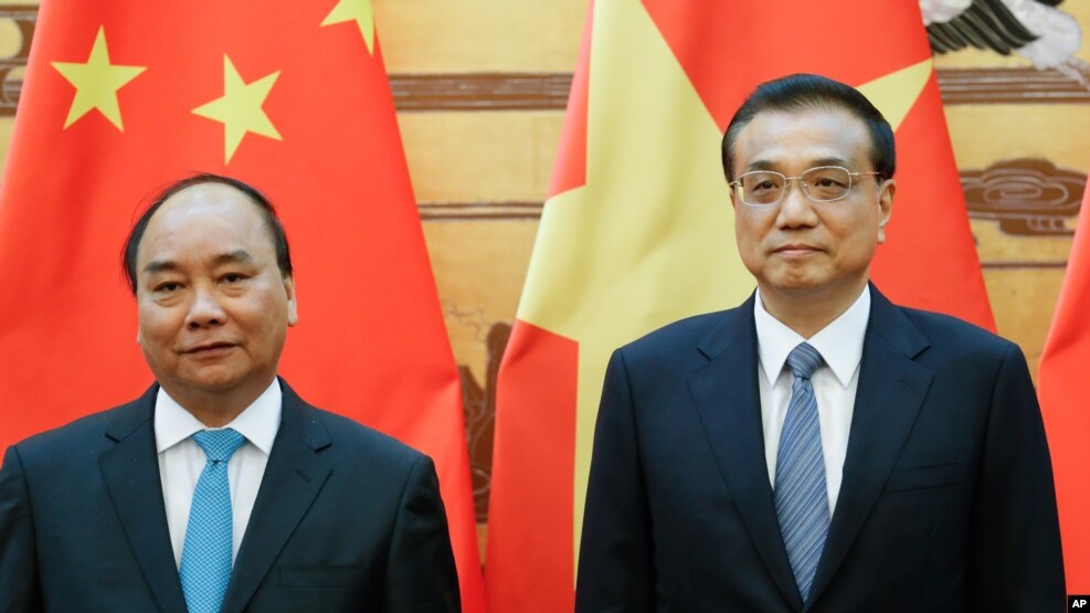 Thủ tướng Việt Nam Nguyễn Xuân Phúc và người đồng nhiệm Trung Quốc Lý Khắc Cường ở Bắc Kinh hôm 12/9/2016.