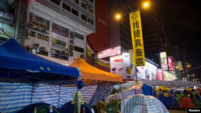 Người biểu tình cắm trại trên đường phố trong khu mua sắm Mongkok ở Hồng Kông, ngày 10/11/2014.