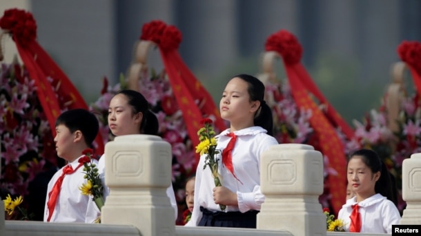 北京少先队员在人民英雄纪念碑下参加烈士纪念日纪念仪式，演唱《我们是共产主义接班人》（2016年9月30日）