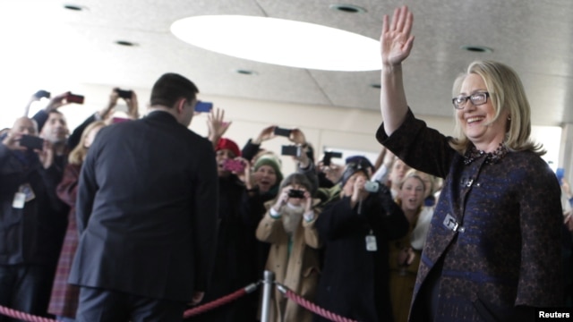Generosa y cálida es la despedida de la Secretaria de Estado, Hillary Clinton, por parte de todo su equipo de trabajo.
