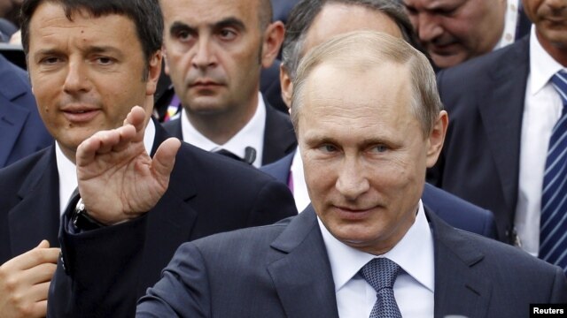 Tổng thống Nga Vladimir Putin và theo sau là Thủ tướng Ý Matteo Renzi, trái, thăm hội chợ thế giới Expo 2015 ở Milan, 10/6/2015.