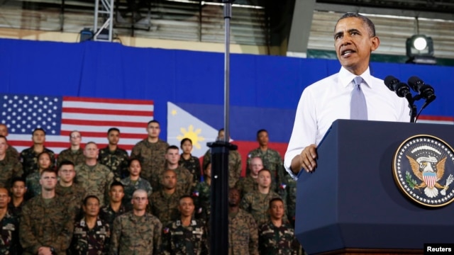 Tổng thống Obama phát biểu trước các binh sĩ Hoa Kỳ và Philippines tại căn cứ quân sự Bonifacio ở Manila, ngày 29/4/2014.