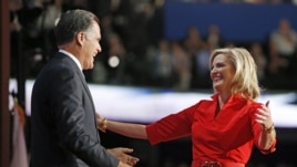 Republican presidential nominee Mitt Romney (l) hugs his wife Ann on stage at the Republican National Convention in Tampa, Florida, Aug. 28, 2012. 
