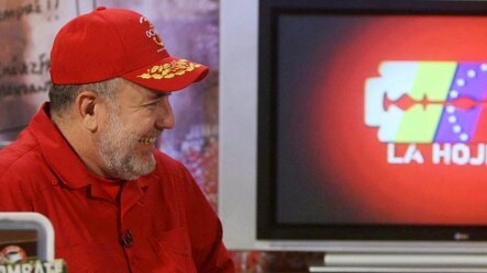 El difunto Hugo Chávez durante una entrevista en el programa La Hojilla, conducido por Mario Silva (izquierda), en 2007. 
