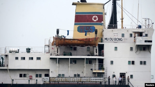 멕시코 정부에 억류된 북한 화물선 무두봉 호가 지난해 4월 툭스판 항구에 정박해 있다. (자료사진)