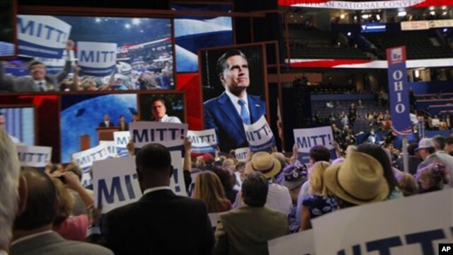 Mitt Romney applaudi sur la scène de la Convention mardi 