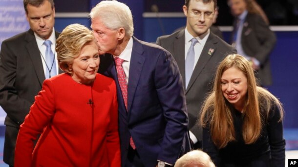 Debatdan sonra sabiq prezident və həyat yoldaşı Bill Klinton Hillarini öpür. Valideynlərinə qoşulan Çelsi tərəfdarları salamlayır.