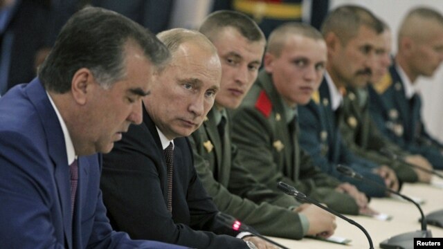 Vladimir Putin (Chapdan ikkinchi) Dushanbeda Tojikiston Prezidenti Imomali Rahmon (Chapdan birinchi) bilan, 5-oktabr, 2012-yil.