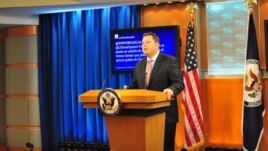 El subsecretario Mike Hammer dio la primera rueda de prensa que ofrece el Departamento de Estado en español.