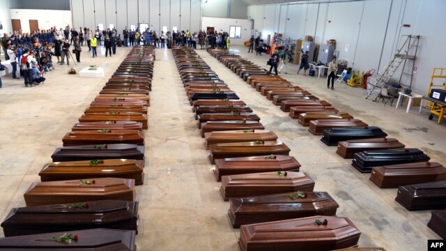 111 quan tài tại sân bay ở đảo Lampedusa, ngày 5/10/2013.
