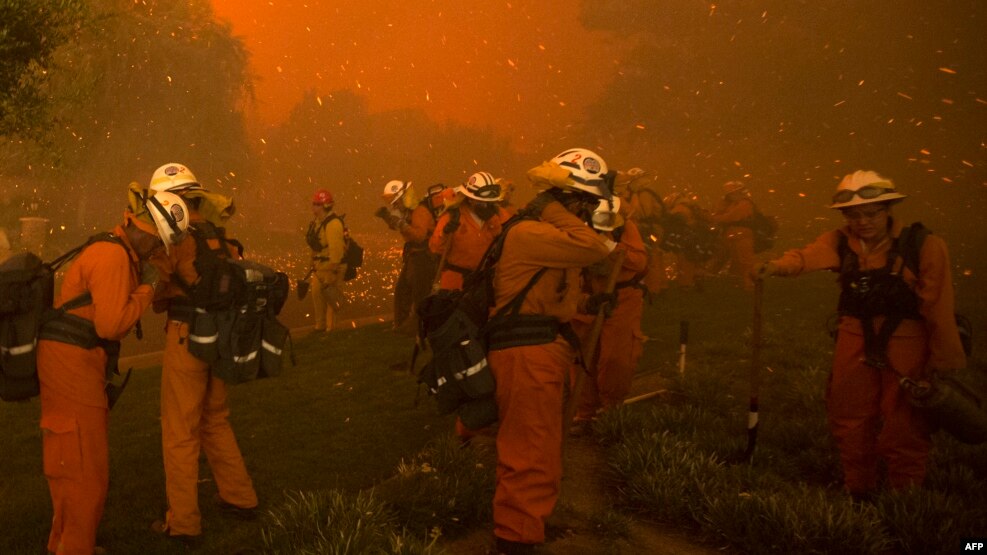 Bomberos batallan las llamas cerca de Santa Clarita, California.