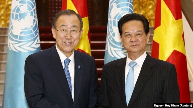 Tổng Thư ký LHQ Ban Ki-moon và Thủ tướng Nguyễn Tấn Dũng tại Văn phòng Chính phủ ở Hà Nội, 22/5/2015.