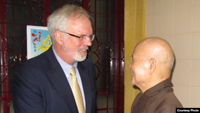 Đại sứ Hoa Kỳ David Shear và Thượng tọa Thích Quảng Độ bắt tay sau cuộc họp ngày 17/8/2012 tại Thanh Minh Thiền Viện (Ảnh: vietnam.usembassy.gov)