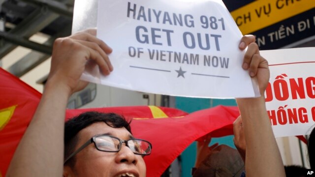 Việc hạ đặt giàn khoan đầu tiên, có tên là Hải Dương 981 đã làm bùng ra các cuộc biểu tình chống Trung Quốc tại Việt Nam..