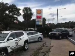 Residentes y visitantes de Florida hacen fila para comprar gasolina y alimentos, mientras las evacuaciones ordenadas por las autoridades comienzan a aumentar. Octubre 9 de 2018,. Foto AP.