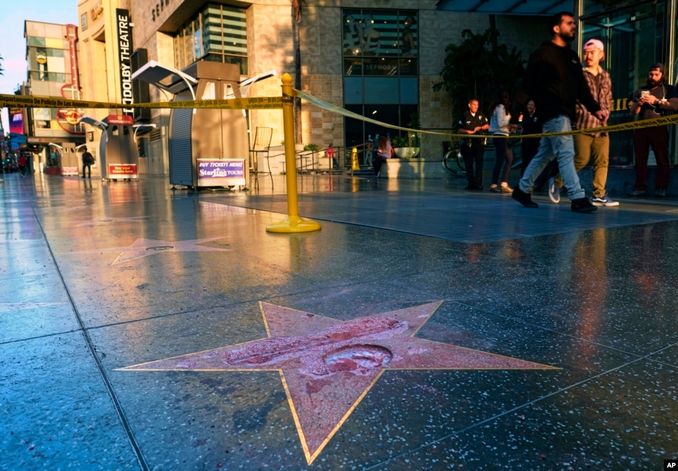 电视节目《学徒》的制作人川普获得好莱坞星光大道上的一颗星，但是被人砸坏了（2016年10月26日）。