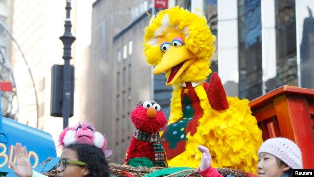 Một chiếc xe rước có chú rối Elmo tại cuộc diễn hành Lễ Tạ Ơn lần thứ 86, New York, 2012. REUTERS/Brendan McDermid 