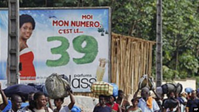 Residents of the Abobo district carry their belongings as they flee the neighborhood which has become a hub for street violence in the nation's ongoing political standoff, in Abidjan, Ivory Coast, February 28, 2011