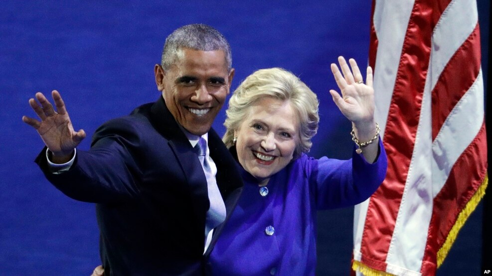 Tổng thống Barack Obama và ứng cử viên tổng thống của đảng Dân chủ Hillary Clinton tại Đại hội Đảng ở Philadelphia, 27/7/2016.