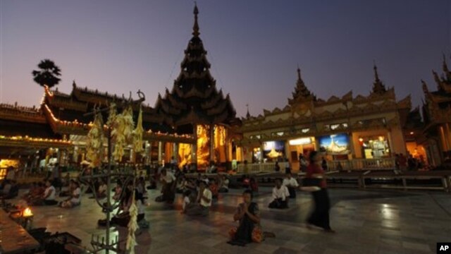 Burmese worshipers gather at a Buddhist religious center in Yangon.