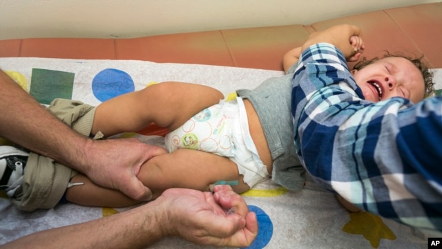 Seorang dokter anak di California memberikan vaksin campak-gondok-rubella. (Foto: Dok)