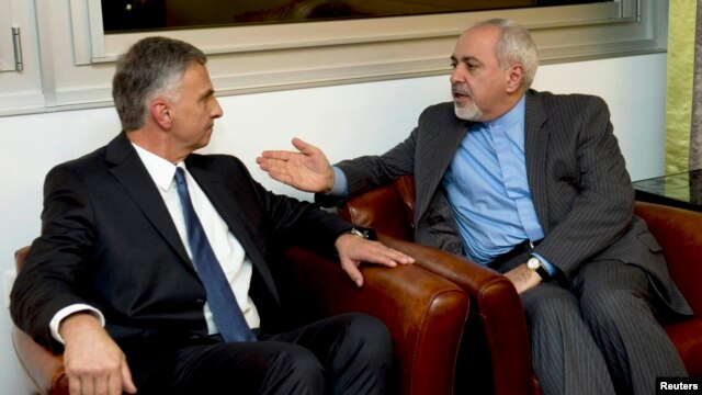 Bộ trưởng Ngoại giao Thụy Sĩ Didier Burkhalter hthảo luận với Bộ trưởng Ngoại giao Iran Mohammad Javad Zarif, ngày 23 tháng 11, 2013.