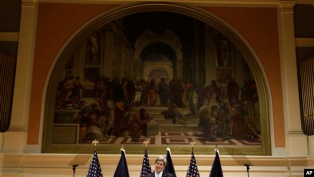 Menteri Luar Negeri John Kerry saat menyampaikan pidato pertama mengenai politik luar negeri Amerikag di Old Cabel Hall di Universitas Virginia di kota Charlottesville, Virginia (foto, 20/2/2013).