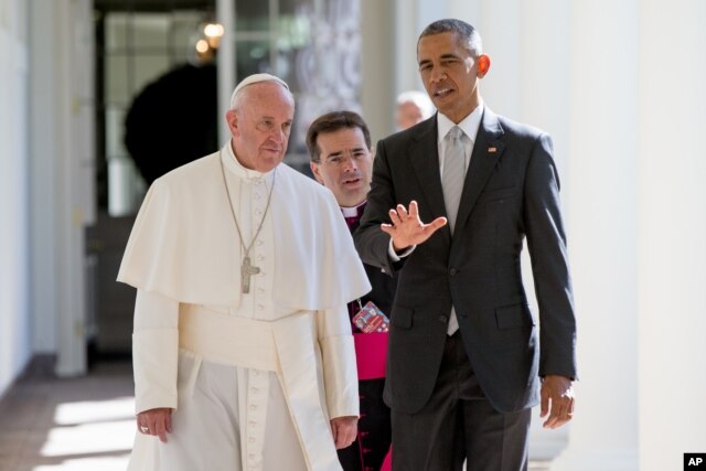 President Barack Obama and Pope Francis, accompanied by Msgr. Mark Miles, the English translator for the Pontiff, walk down the Colonnade before meeting in the Oval Office of the White House in Washington, Sept. 23, 2015