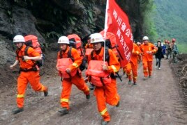 2013年4月21日，在一次地震袭击四川雅安地区的第二天，救援人员快速通过瓦砾抵达被孤立的宝兴县灾区。