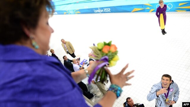 Michael Phelps ném hoa lên cho mẹ sau khi nhận huy chương vàng 