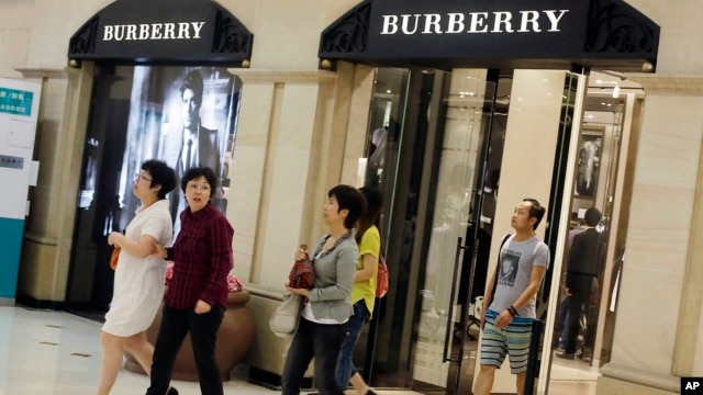 顾客走出英国奢侈品制造商博伯利（Burberry）在上海开设的分店。（资料照）    