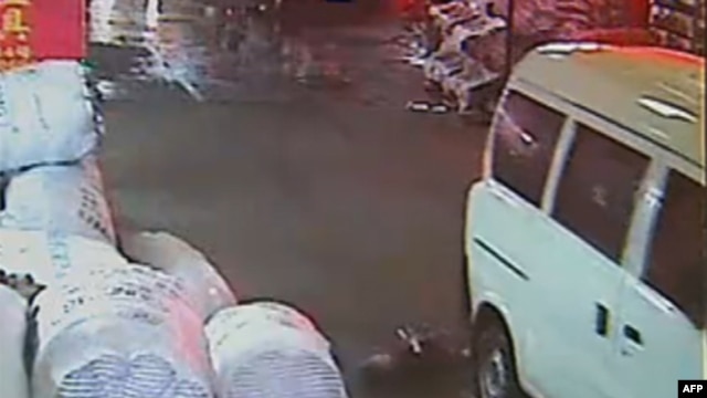 Bé Vương Duyệt Duyệt 2 tuổi bị xe tải cán, và sau đó người qua đường để mặc em nằm chảy máu ở trên đường cho tới khi bé lại bị xe cán một lần nữa